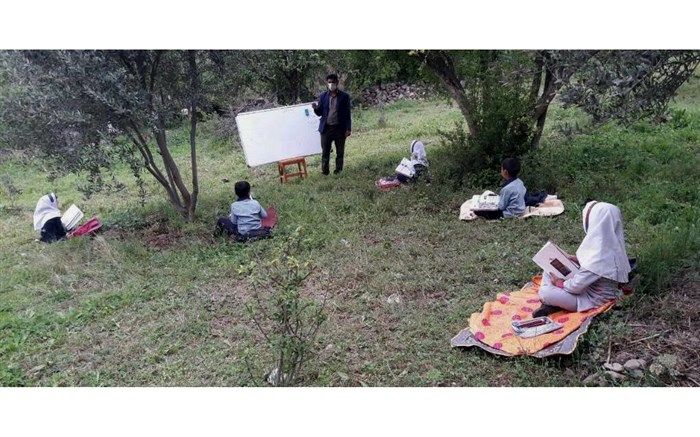 تدریس معلمان مناطق محروم  با رعایت فاصله اجتماعی در مناطق بی بهره از شبکه شاد