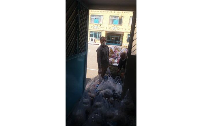 کمک دانش‌آموزان منطقه۱۷ به نیازمندان، با شیوع کرونا تعطیل نشد