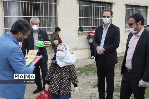 توزیع بسته‌های آموزشی توسط مدیر‌کل آموزش و پرورش استان زنجان در مناطق محروم
