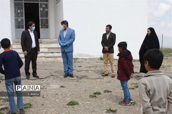 توزیع بسته‌های آموزشی توسط مدیر‌کل آموزش و پرورش استان زنجان در مناطق محروم