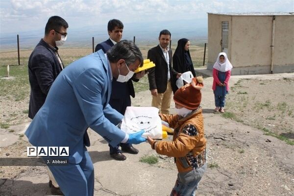 توزیع بسته‌های آموزشی توسط مدیر‌کل آموزش و پرورش استان زنجان در مناطق محروم