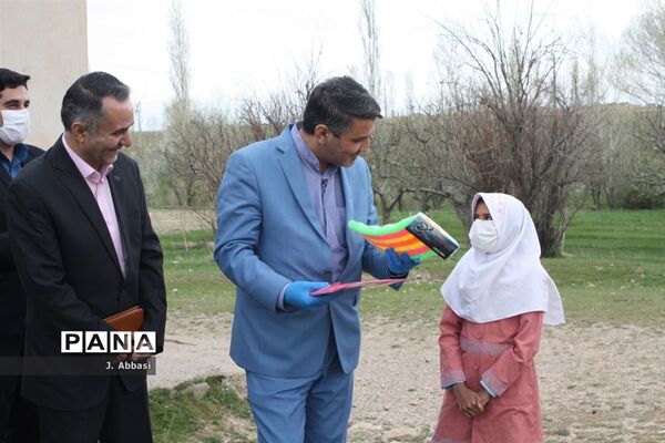 توزیع بسته‌های آموزشی توسط مدیر‌کل آموزش و پرورش استان زنجان در مناطق محروم