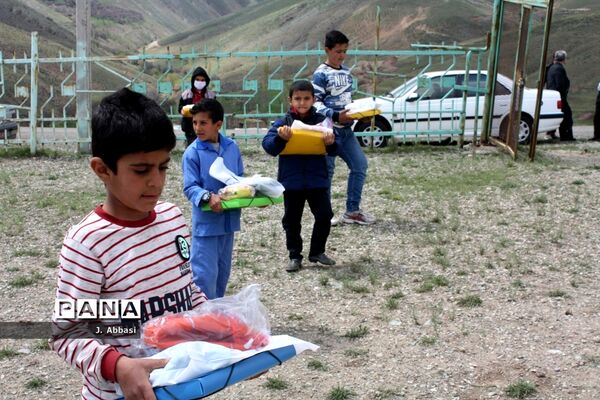 توزیع بسته‌های آموزشی توسط مدیر‌کل آموزش و پرورش استان زنجان در مناطق محروم
