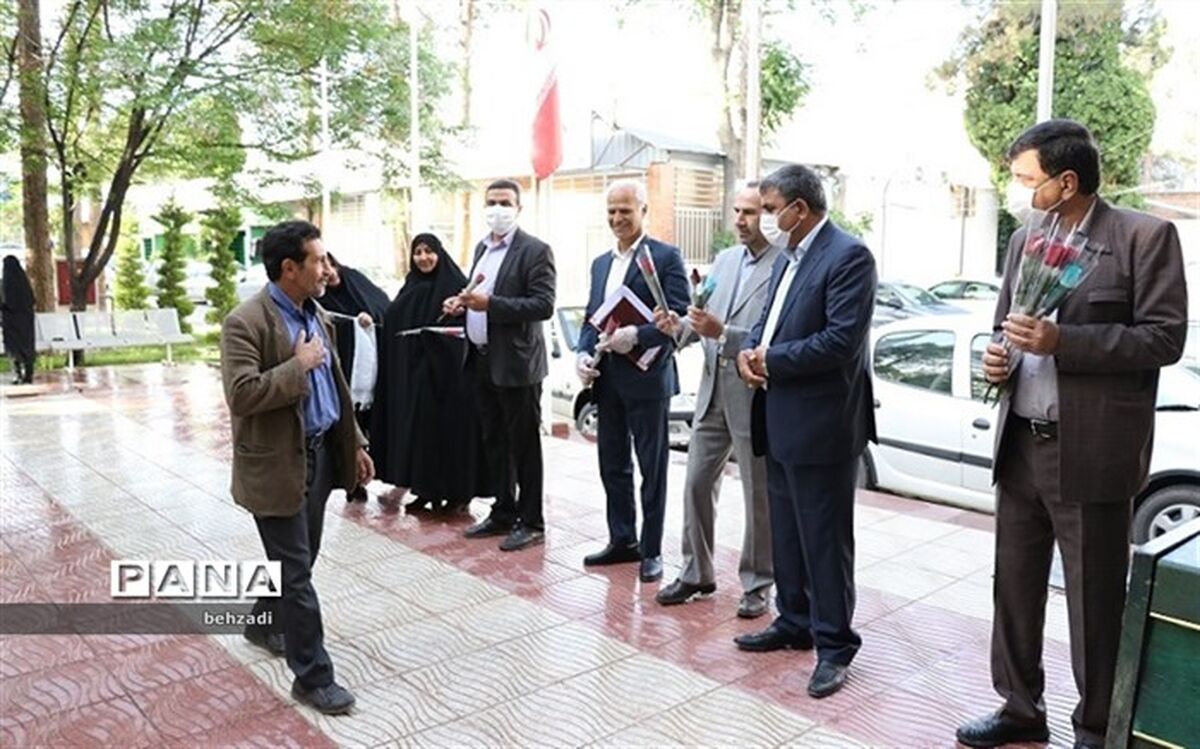 تجلیل مدیرکل آموزش و پرورش استان کرمان از کارکنان حوزه ستادی اداره کل