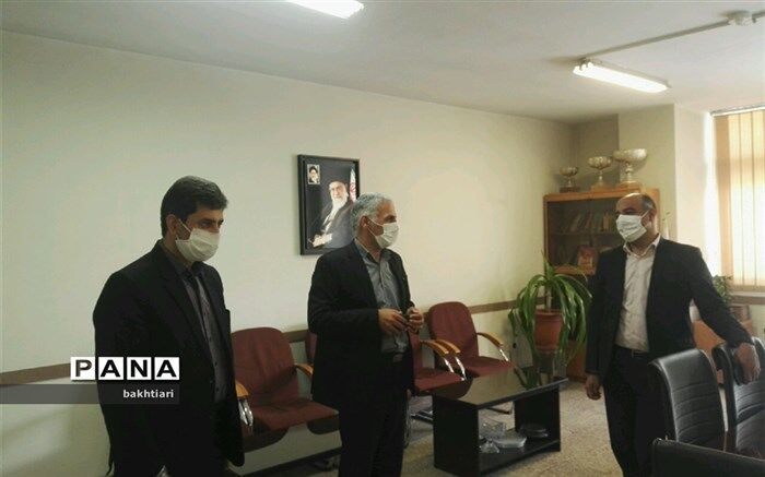 تجلیل از همکاران اداری منطقه چهار به مناسبت هفته بزرگداشت مقام معلم
