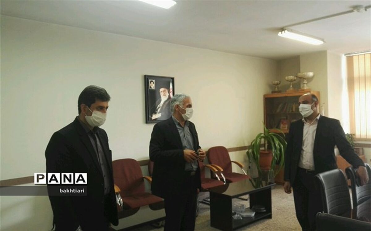 تجلیل از همکاران اداری منطقه چهار به مناسبت هفته بزرگداشت مقام معلم