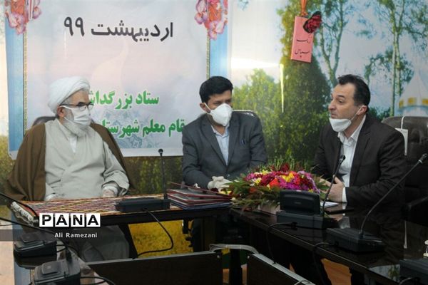 آیین تجلیل از معلمان نمونه در شهرستان قائمشهر