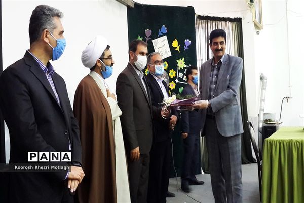 برگزاری همایش تجلیل از معلمان نمونه در شهرستان کازرون