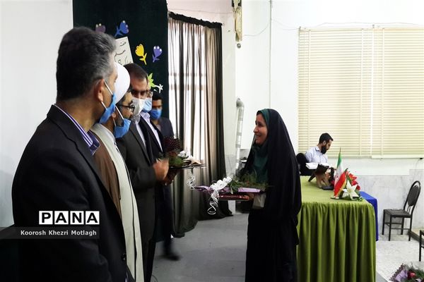 برگزاری همایش تجلیل از معلمان نمونه در شهرستان کازرون