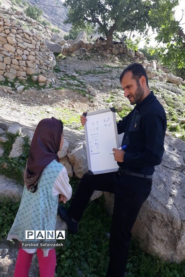 آموزش دانش‌آموزان عشایر همچنان ادامه دارد