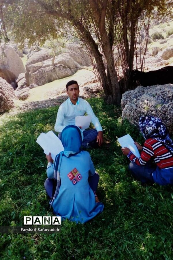 آموزش دانش‌آموزان عشایر همچنان ادامه دارد