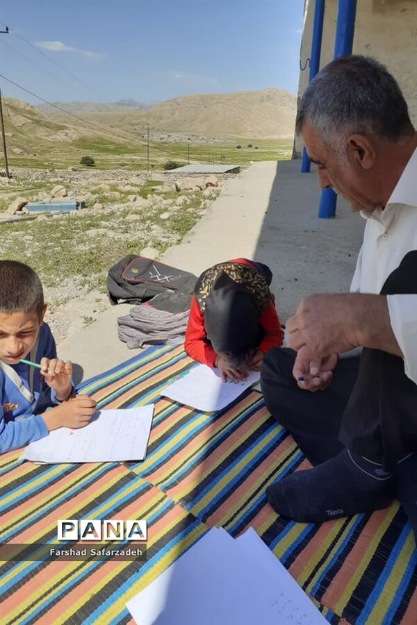 آموزش دانش‌آموزان عشایر همچنان ادامه دارد