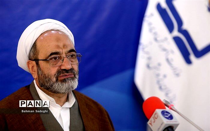 مقام معلم به قدری بالاست که هیچ جامعه‌ای نمی‌تواند به معنای واقعی  از زحمات و تلاش معلمان تقدیر کند