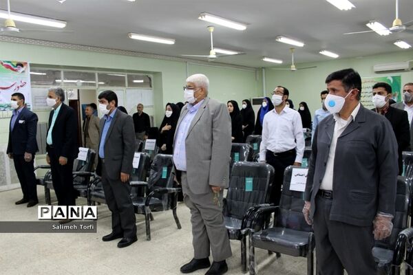 تقدیر ازمدیران و معلمان نمونه شهرستان حمیدیه با حفظ رعایت  فاصله اجتماعی