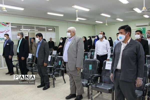 تقدیر ازمدیران و معلمان نمونه شهرستان حمیدیه با حفظ رعایت  فاصله اجتماعی