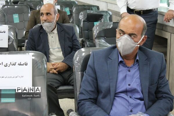 تقدیر ازمدیران و معلمان نمونه شهرستان حمیدیه با حفظ رعایت  فاصله اجتماعی