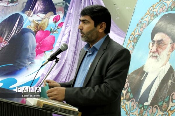 تقدیر ازمدیران و معلمان نمونه شهرستان حمیدیه با حفظ رعایت  فاصله اجتماعی