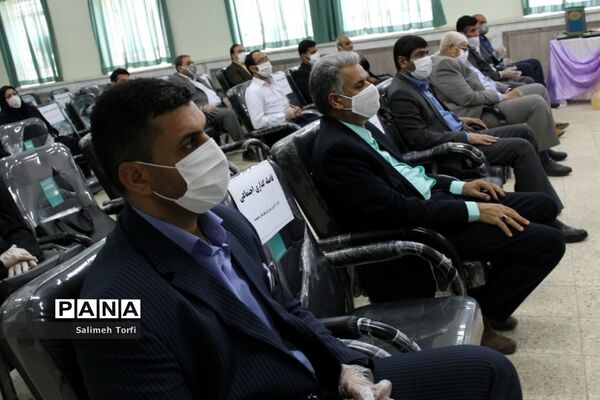 تقدیر ازمدیران و معلمان نمونه شهرستان حمیدیه با حفظ رعایت  فاصله اجتماعی