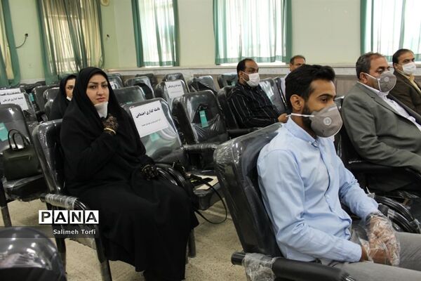 تقدیر ازمدیران و معلمان نمونه شهرستان حمیدیه با حفظ رعایت  فاصله اجتماعی