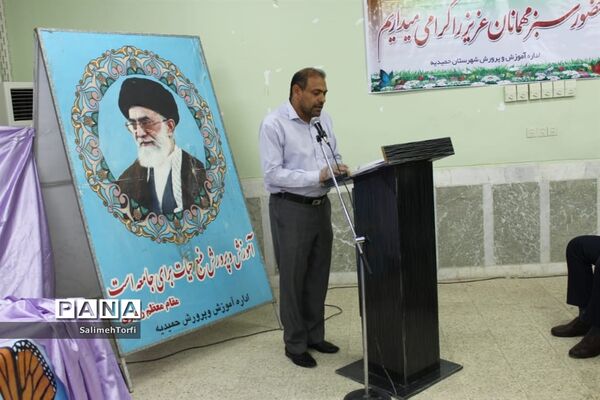 تقدیر ازمدیران و معلمان نمونه شهرستان حمیدیه با حفظ رعایت  فاصله اجتماعی