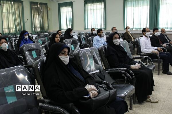 تقدیر ازمدیران و معلمان نمونه شهرستان حمیدیه با حفظ رعایت  فاصله اجتماعی
