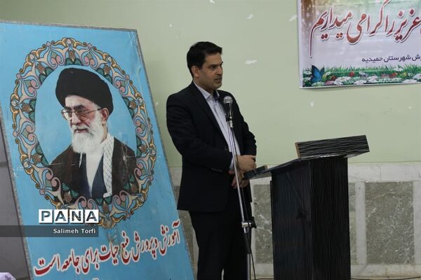 تقدیر ازمدیران و معلمان نمونه شهرستان حمیدیه با حفظ رعایت  فاصله اجتماعی