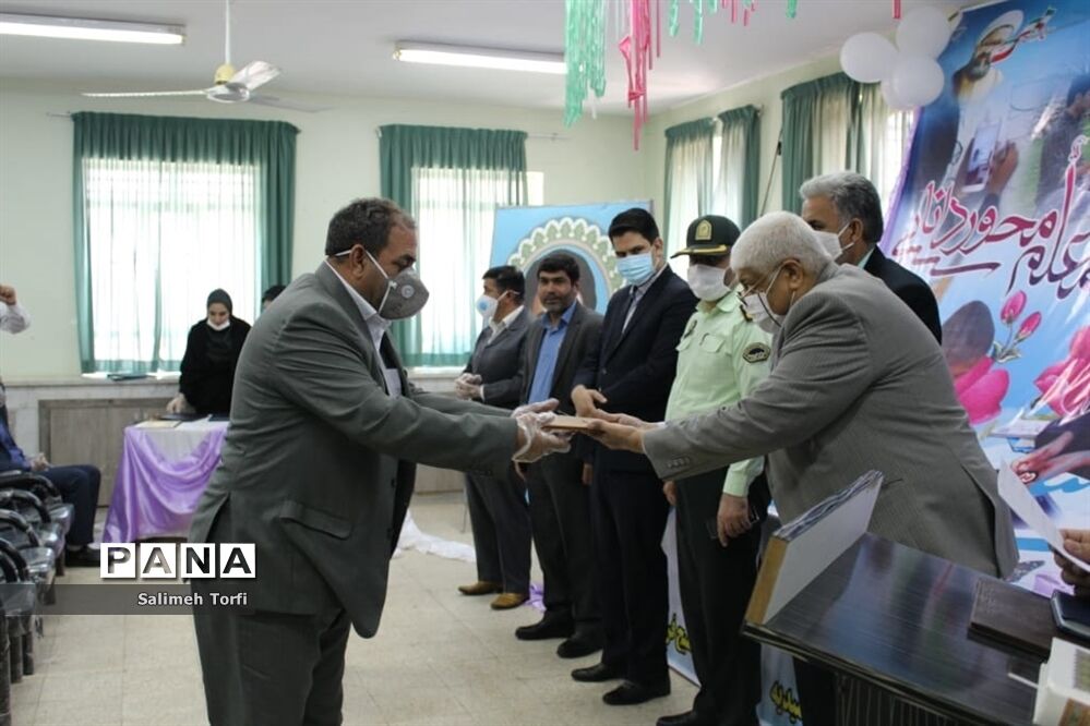 تقدیر ازمدیران و معلمان نمونه شهرستان حمیدیه با حفظ رعایت  فاصله اجتماعی