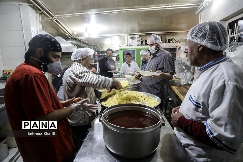 پخت و توزیع غذا درماه مبارک رمضان برای افراد نیازمند