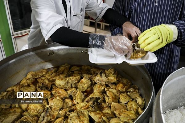 پخت و توزیع غذا درماه مبارک رمضان برای افراد نیازمند