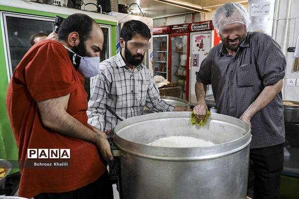 پخت و توزیع غذا درماه مبارک رمضان برای افراد نیازمند
