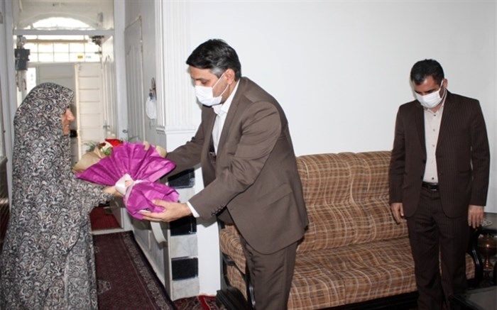 دیدار مدیر کل آموزش و پرورش استان با خانواده فرهنگی اولین شهید مدافع سلامت استان زنجان