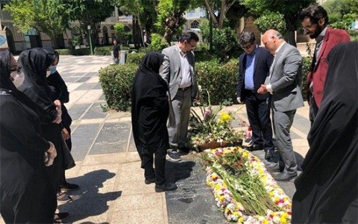 عطر افشانی  قبور مطهر آموزگاران متوفی شهریار