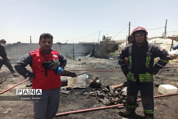 آتش سوزی گسترده  در انبار ضایعات پلاستیکی منطقه ملاشیه اهواز