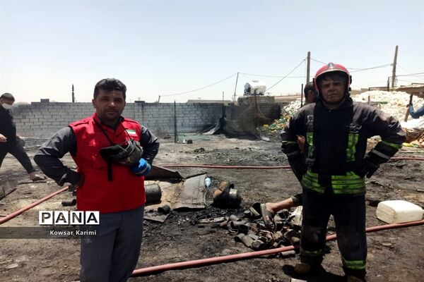 آتش سوزی گسترده  در انبار ضایعات پلاستیکی منطقه ملاشیه اهواز