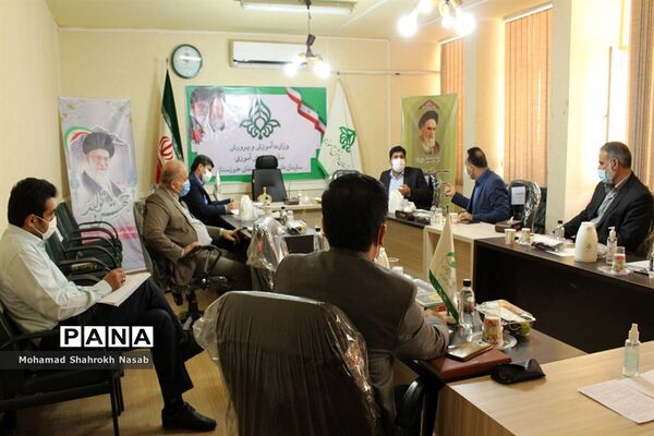 نشست کارگروه ساماندهی و نظارت بر تهیه  و توزیع لباس فرم دانش‌آموزان  خوزستان