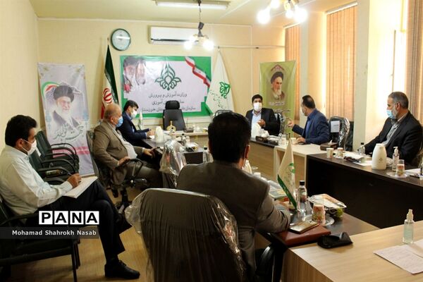 نشست کارگروه ساماندهی و نظارت بر تهیه  و توزیع لباس فرم دانش‌آموزان  خوزستان