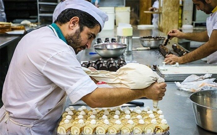 کرونا 70 درصد قنادی های قزوین را فلج کرد؛ دولت به داد ما برسد