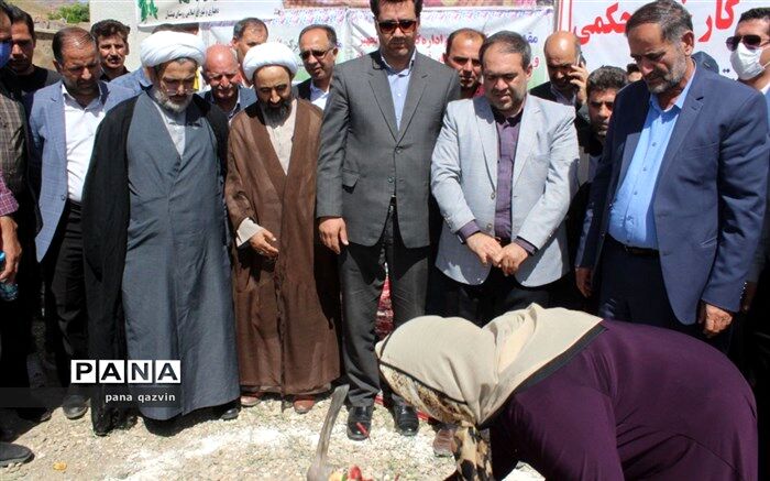 کلنگ آموزشگاه  خیرساز حکمی در روستای بهشتیان به زمین زده شد