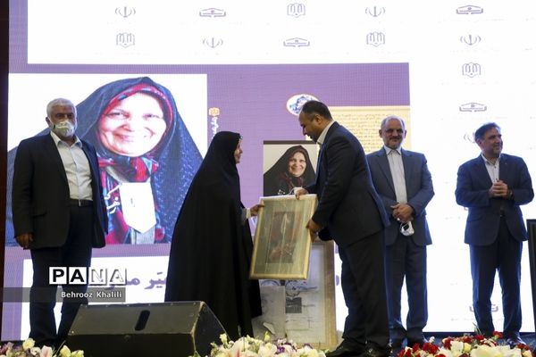 رونمایی  از کتاب زندگینامه بانو خیر مدرسه ساز زهرا گیتی نژاد