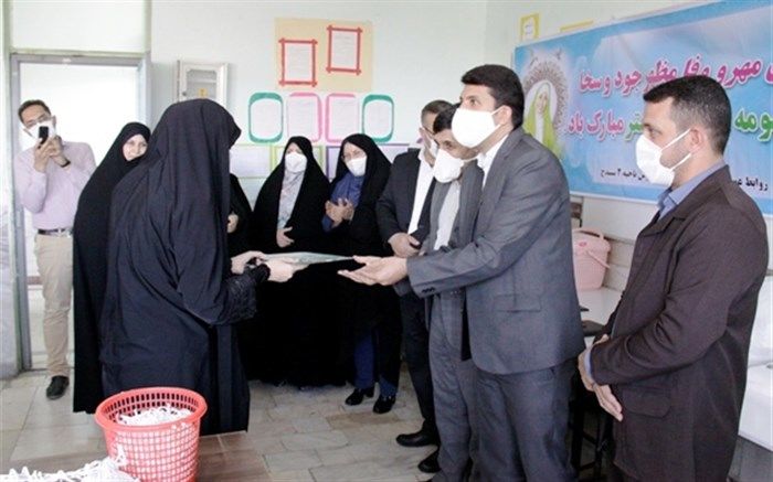 همزمان با آغاز دهه کرامت؛ از دانش آموزان دختر جهادگر در عرصه تولید ماسک تجلیل شد