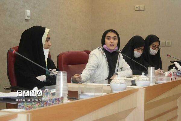 دیدار دانش آموزان دختر آوج با مشاور بانوان استانداری قزوین