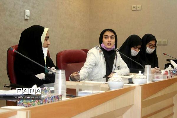 دیدار دانش آموزان دختر آوج با مشاور بانوان استانداری قزوین