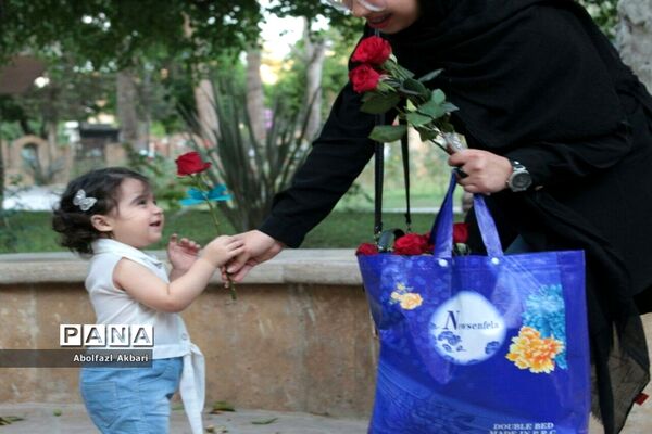 اهدای شاخه گل بین دختران خردسال در شهر ساری به مناسبت دهه کرامت