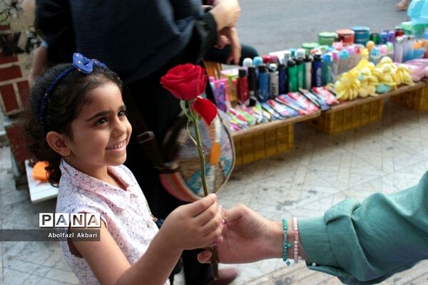 اهدای شاخه گل بین دختران خردسال در شهر ساری به مناسبت دهه کرامت