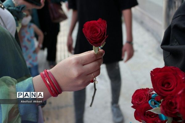 اهدای شاخه گل بین دختران خردسال در شهر ساری به مناسبت دهه کرامت