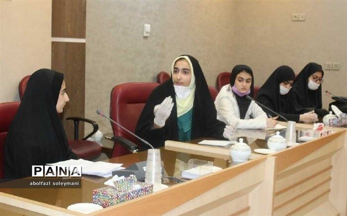 دیدار جمعی از دانش آموزان دختر آوج با مشاور استاندار قزوین