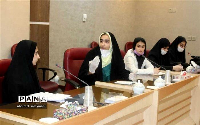 دیدار جمعی از دانش آموزان دختر آوج با مشاور استاندار قزوین