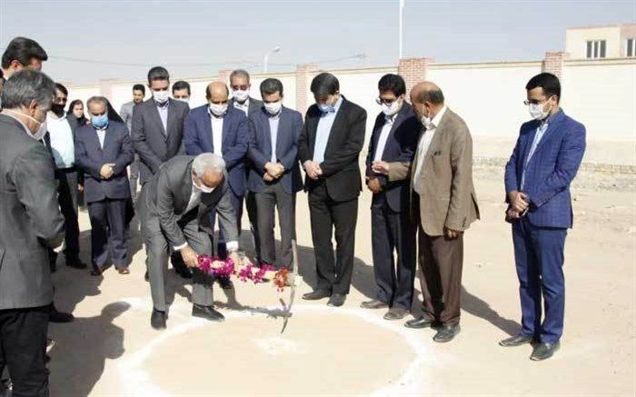 آیین کلنگ زنی یک مدرسه ۱۲ کلاسه مشارکتی در یزد