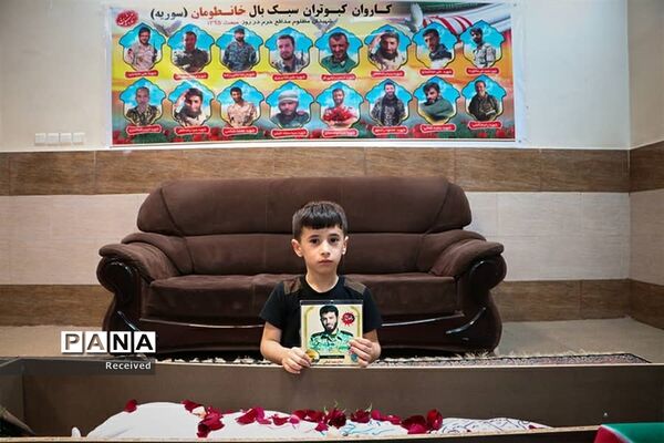 دیدار خانواده دو شهید مدافع حرم خان‌طومان با پیکر فرزندانشان