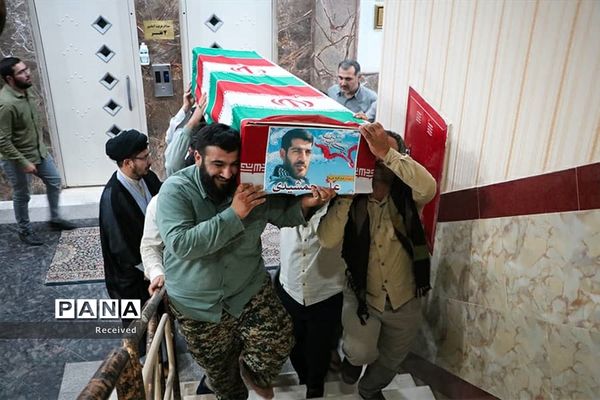 دیدار خانواده دو شهید مدافع حرم خان‌طومان با پیکر فرزندانشان